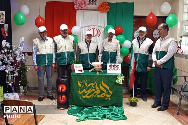 چهارشنبه رضوی در دبیرستان شهید سردار سلیمانی با حضور خادمان امام رضا (ع)