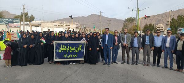 مردم حاجی‌آباد در راهپیمایی ۲۲ بهمن