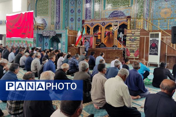 اقتدار مردم در صفوف نماز جمعه لردگان 