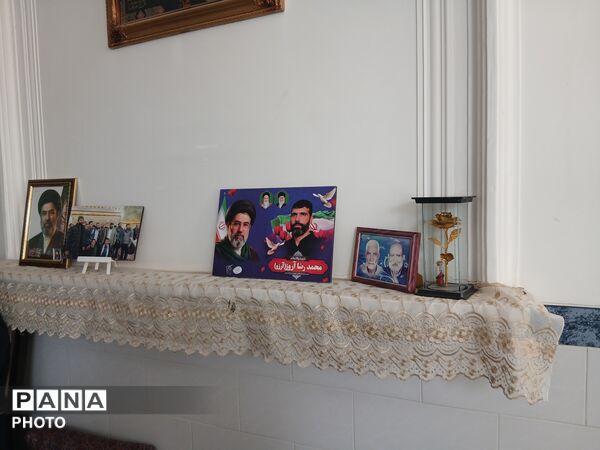 دیدار رئیس سازمان دانش آموزی یزد با خانواده شهید «محمدرضا آروز»