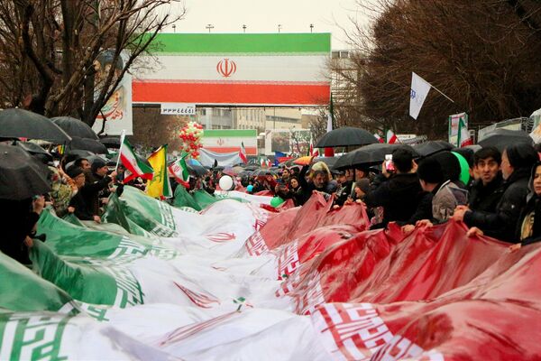 خلاقیت و نشاط دانش‌آموزی در غرفه‌های آموزش و پرورش در مسیر راهپیمایی ۲۲ بهمن