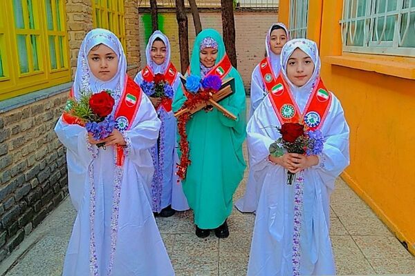 مراسم «لاله‌های روشن» در دبستان دکتر کیهانی 