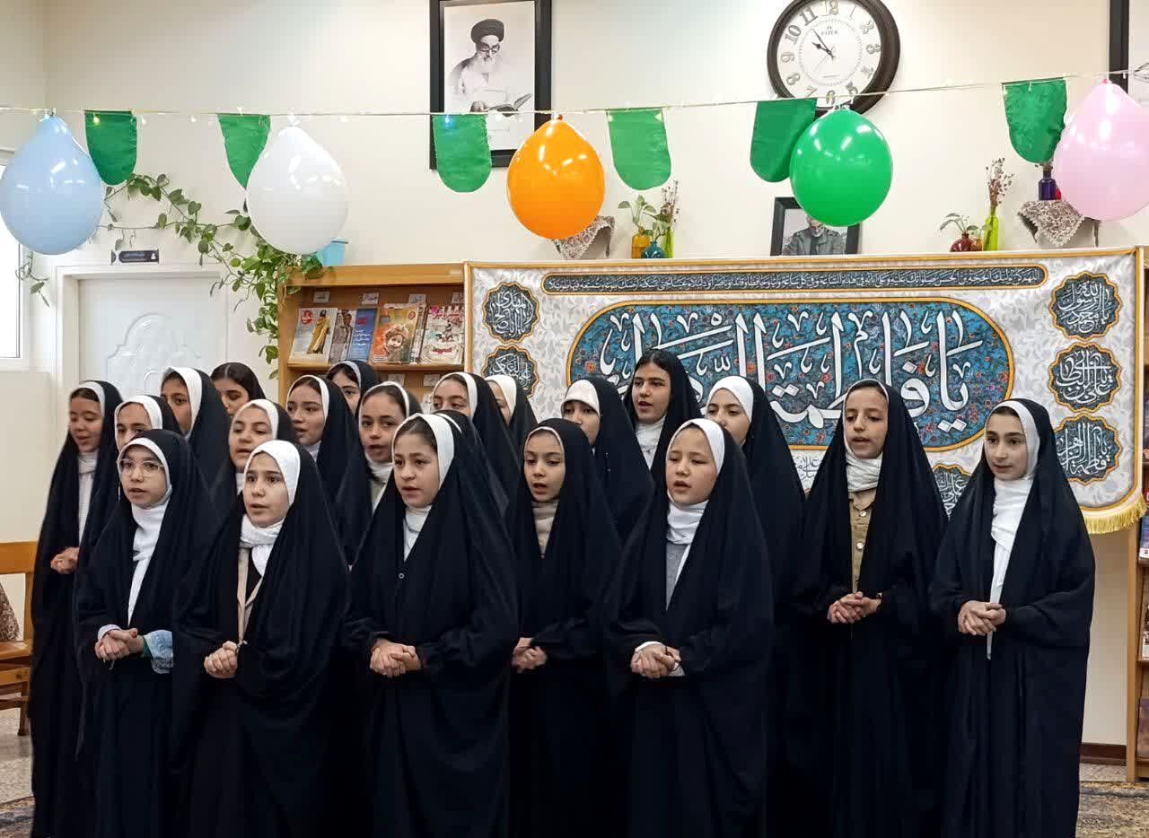تقدیر از مادر شهید مهدی زاهدلویی در کتابخانه امام علی(ع) قم
