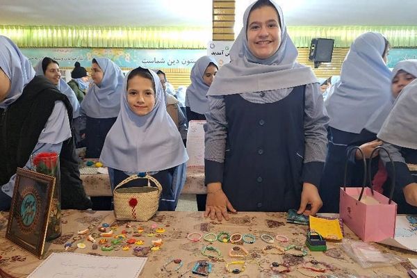 نمایشگاه کسب و کارهای دانش آموزی در دبستان حکمت نبوی ناحیه دو شهرری 