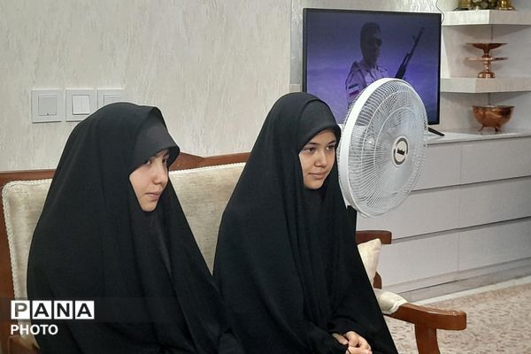 در خانه‌های روشن از یاد شهیدان، مدیر آموزش و پرورش شهرستان شهریار درس ایثار را مرور کرد