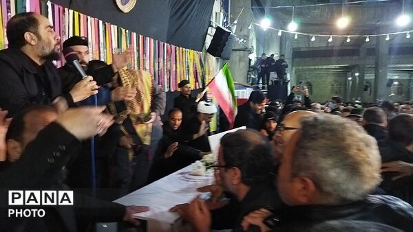 لاله ها بر فراز دستان مردم نیشابور-۱