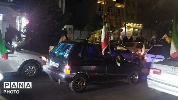 پرچم های ایران و حزب الله  بر فراز شهر نیشابور 