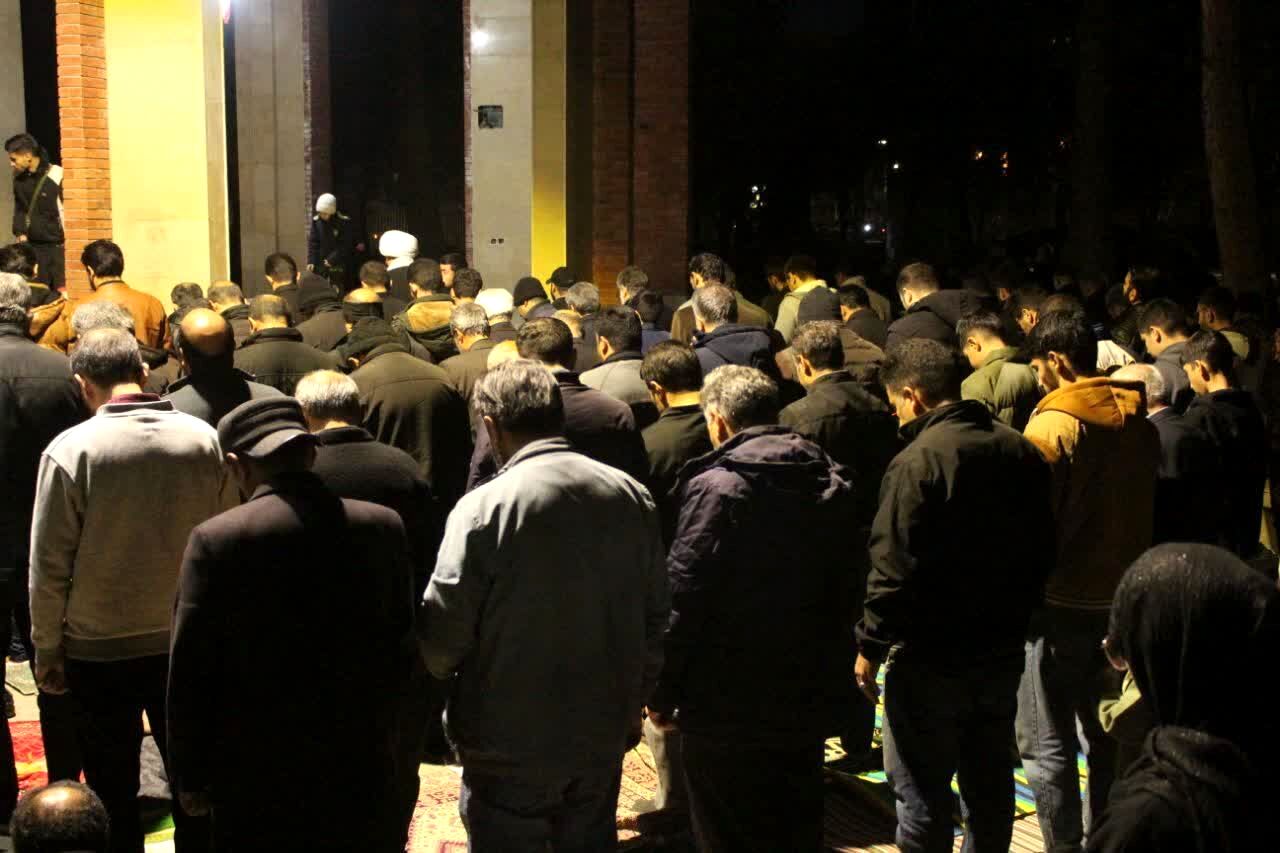 نماز استغاثه به امام زمان؛در کنار مزار شهید گمنام کرج اقامه شد
