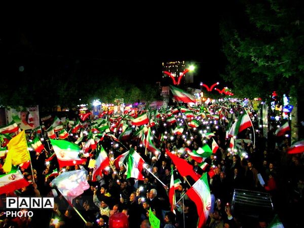 کودکان انقلابی کاشمر دست در دست والدین به خیابان آمدند