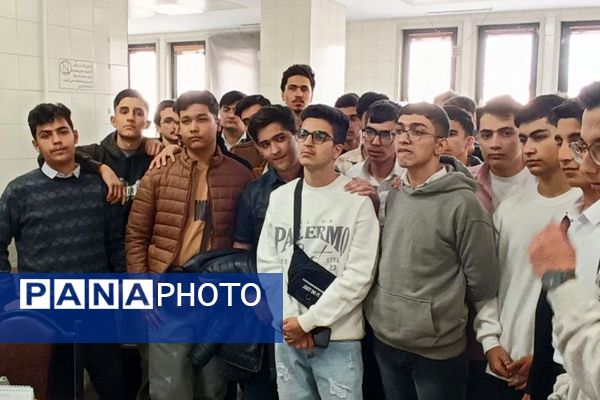 بازدید دانش‌آموزان دبیرستان شهدای علم‌ و فناوری بهارستان دو از دانشکده دندانپزشکی تهران 