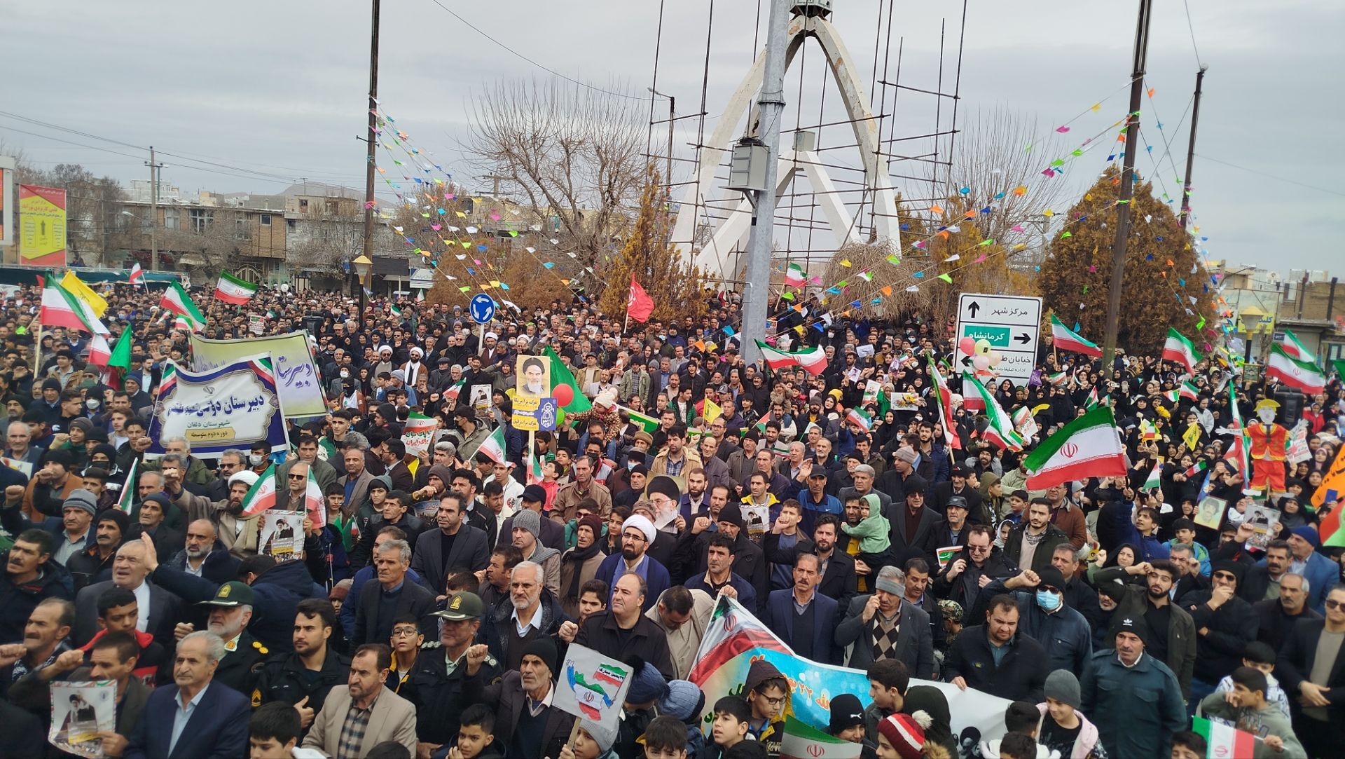 از نوجوان تا کهنسال؛ همه اقشار نورآباد در صف‌های متحد راهپیمایی ۲۲ بهمن