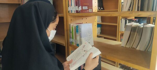 بازدید دانش‌آموزان دبیرستان امام حسین‌(ع) دوره دوم از کتابخانه عمومی شهر