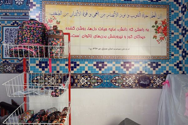 حضور دانش آموزان دبیرستان دخترانه دانش نیا در نمایشگاه صنایع دستی حوزه علمیه 
