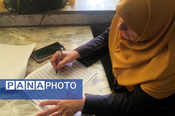 گرامیداشت دانش‌آموزان جنگ ۱۲ روزه با اهدای کتاب «از ایرانمان دفاع می‌کنیم»