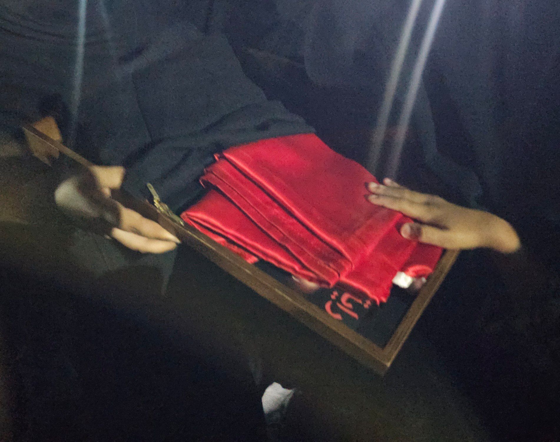 جلوه معنوی در سندرک؛ پرچم متبرک حرم اباعبدالله (ع) و عبای رهبر معظم انقلاب در تجمع مردمی