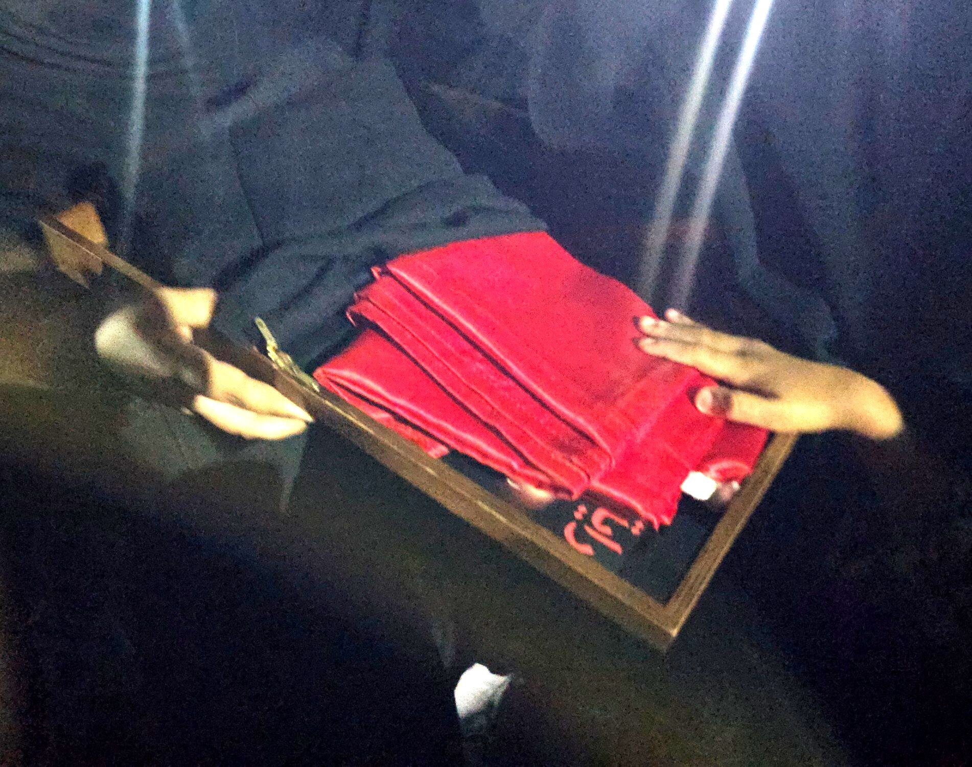 جلوه معنوی در سندرک؛ پرچم متبرک حرم اباعبدالله (ع) و عبای رهبر معظم انقلاب در تجمع مردمی