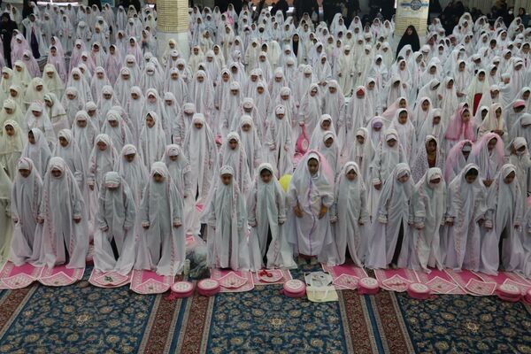 جشن تکلیف2000 نفری دانش‌آموزان زابل