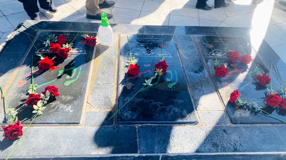 غبارروبی گلزار شهدای گمنام شهرستان باخرز