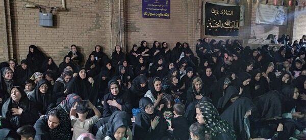 نوجوانان تهرانی هم‌نوا با اسرای کربلا به سوگ امام حسین (ع) نشستند