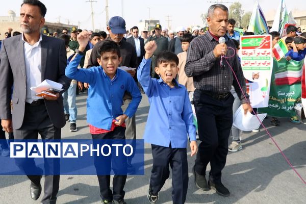 دانش‌آموزان بندرخمیر پیشگام در تجدید میثاق با آرمان‌های استکبارستیزی