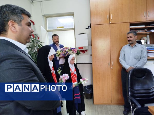 اهدای گل به کارکنان اداره‌کل آموزش و پرورش شهرستان‌های تهران به‌مناسبت بزرگداشت روز معلم 