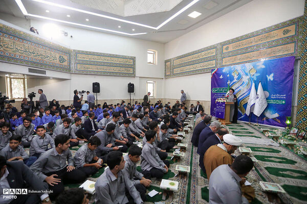محفل انس با قرآن کریم و اقامه نماز جماعت در نخستین روز بازگشایی مدارس