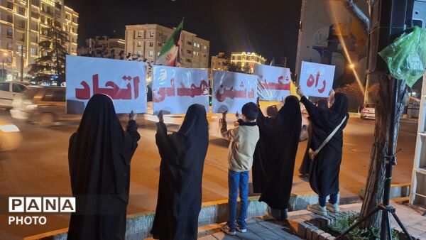 تجمع انقلابی مردم مشهد در میدان محمدیه همزمان با شب شهادت امام صادق (ع)