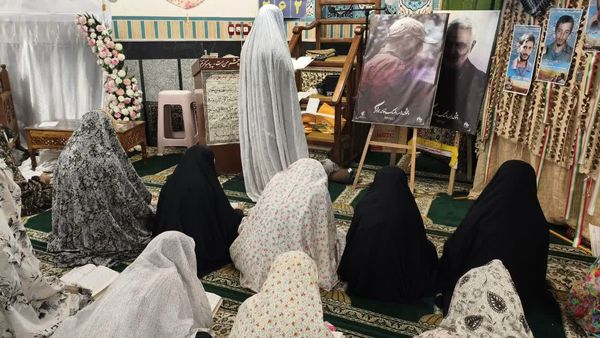 نوجوانان دختر در اعتکاف؛ لحظاتی سرشار از نماز و معنویت