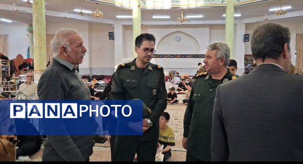 بازدید مسئولین بسیج دانش آموزی کاشمر از معتکفین مسجد جامع