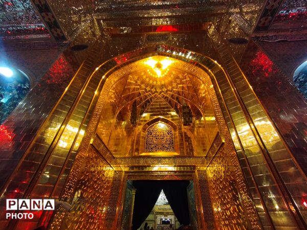 سلام زائران اربعین به باب‌الحوائج(ع) در حرم نورانی امامین کاظمین