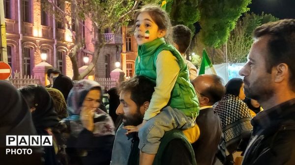 تجمعات شبانه میدان ساعت تبریز