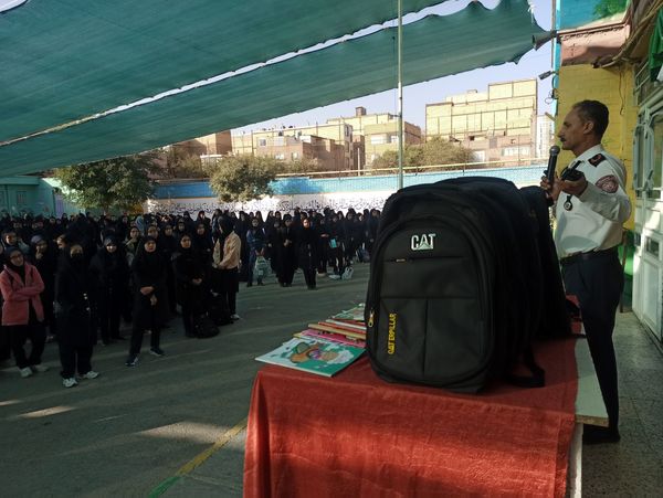 جشن عاطفه ها در دبیرستان دلیری ناحیه دو 