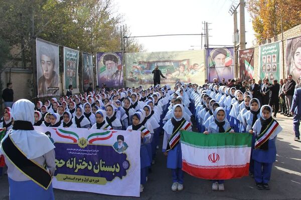 برگزاری راهپیمایی یوم الله ۱۳ آبان با حضور دانش‌آموزان و مسئولین در صفادشت 