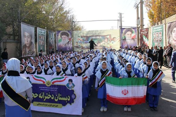 برگزاری راهپیمایی یوم الله ۱۳ آبان با حضور دانش‌آموزان و مسئولین در صفادشت 