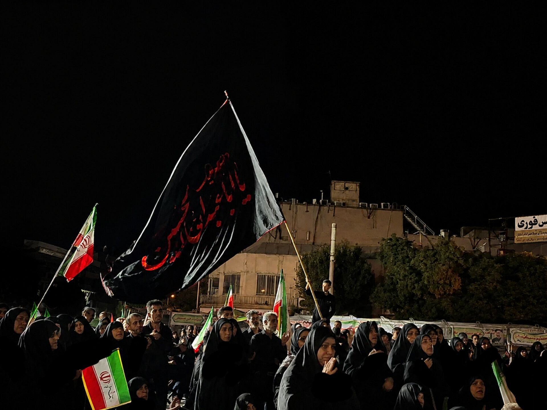 محرمِ داغدار؛ اشک مردم در سوگ سیدالشهدا(ع) و رهبر شهید انقلاب