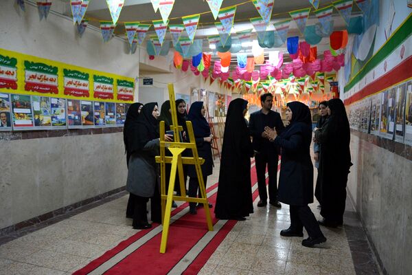 فانوس به دبیرستان حکمت آمد