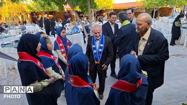 بازدید مربیان از غرفه خلاقیت دانش‌آموزی دبستان آرمینه مصلی نژاد ناحیه شش