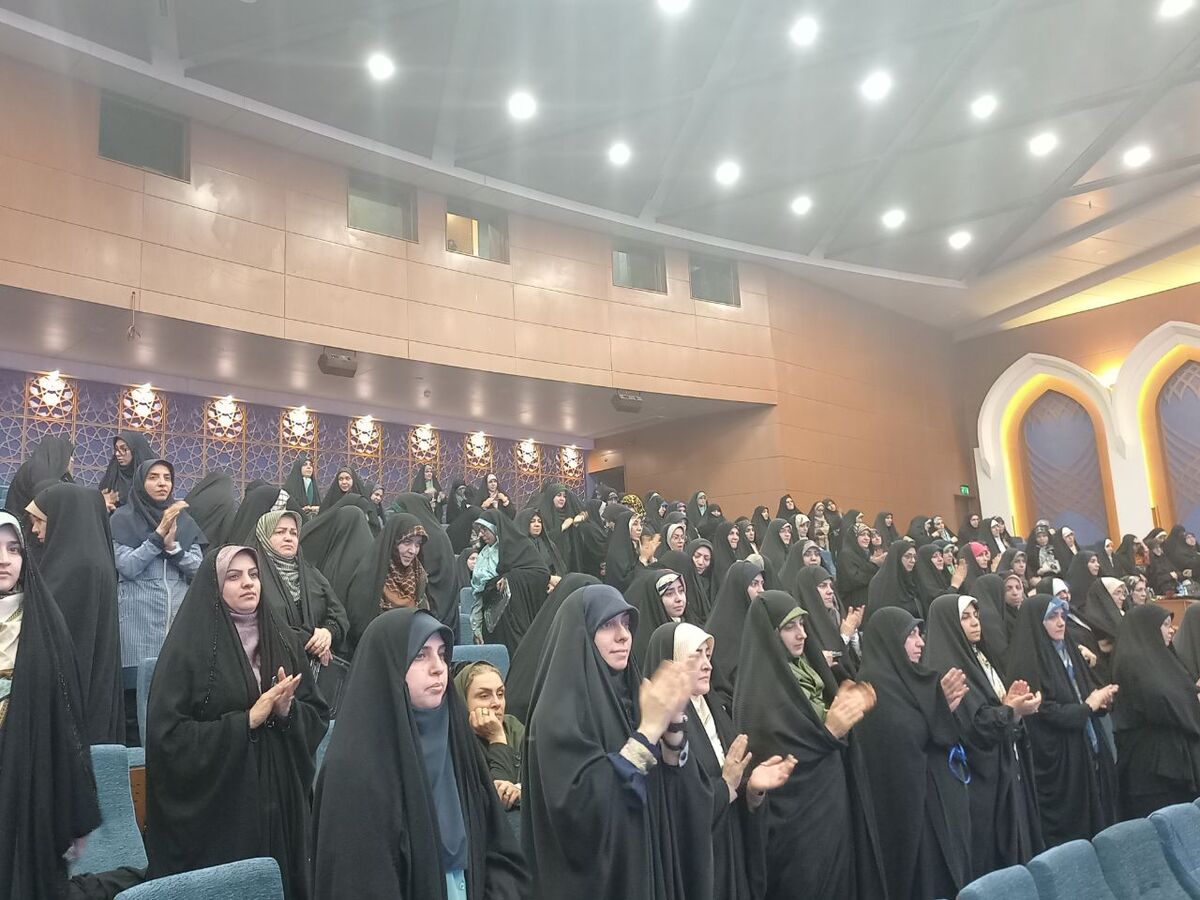 تکریم مقام معلم باید در جامعه فراگیر شود/ معلمان باید قدر جایگاه خود را بدانند چون آینده ایران اسلامی را می‌سازند