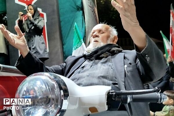 ادامه خدمت‌رسانی مواکب شهرری به تجمعات شبانه ضد صهیونیستی در میدان نماز 