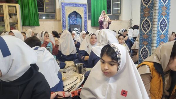 همدلی و معنویت در مراسم افطاری مدرسه حسین‌علی بابایی تهران