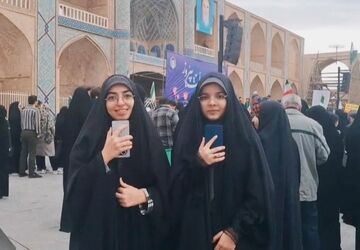 مردم یزد تولد ۴۷ سالگی انقلاب را جشن گرفتند