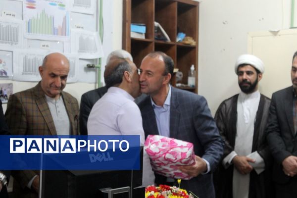 بزرگداشت مقام معلمان در مدارس گلوگاه 