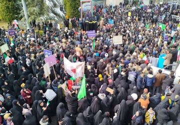 گفت و گو دانش آموز خبرنگاران پانا با دانش آموزان شرکت کننده در راهپیمایی ۲۲بهمن 