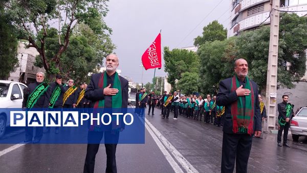 کاروان عزاداری شهیدان خدمت در خیابان‌های شهر اراک