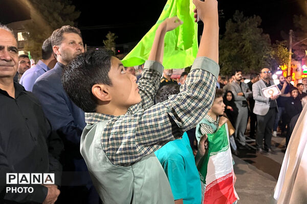 میان دانش‌آموزان و رهبر شهید پیمان جاودانه با نوای سرود رقم خورد