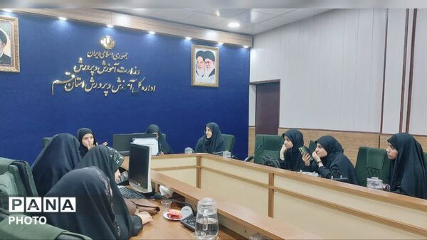 نشست هم‌اندیشی مجمع و شورای دانش‌آموزی دختران استان قم 