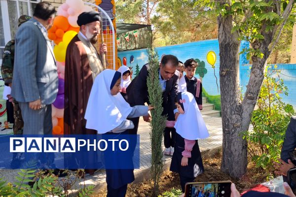 آیین نواختن زنگ ایثار و مقاومت در مدارس آباده