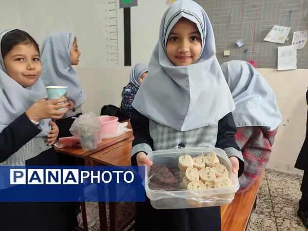  جشنواره غذای سالم در دبستان شاهد حاج تقی آقا بزرگ ناحیه یک مشهد 