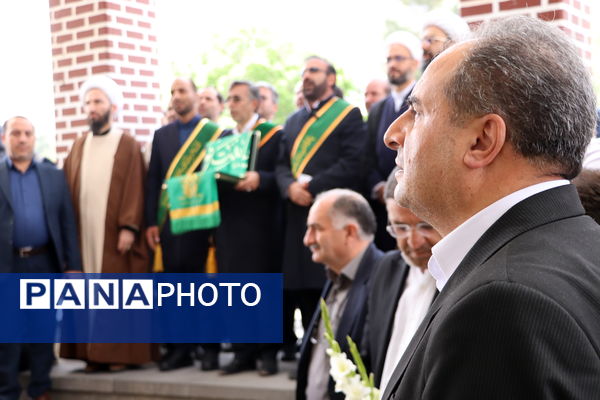 گرامیداشت مقام معلم با غبارروبی و عطرافشانی مزار شهدای فرهنگی