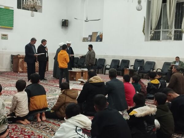 مراسم تقدیر از دانش آموزان معتکف‌روستای مهدی آباد خلیل آباد